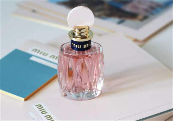 香水和发香喷雾的区别​，香水和花露水有什么区别