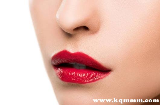 每天涂口红会致癌吗，口红和变色唇膏哪个毒性大