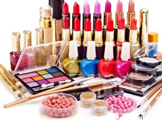 化妆品上飞机是托运还是随身携带，化妆品托运还是带上飞机