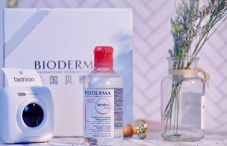 卸妆油跟卸妆水哪个更伤皮肤，卸妆水好还是油好