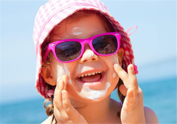 打了防晒伞还需要涂防晒霜吗，​防晒霜天天使用有什么危害