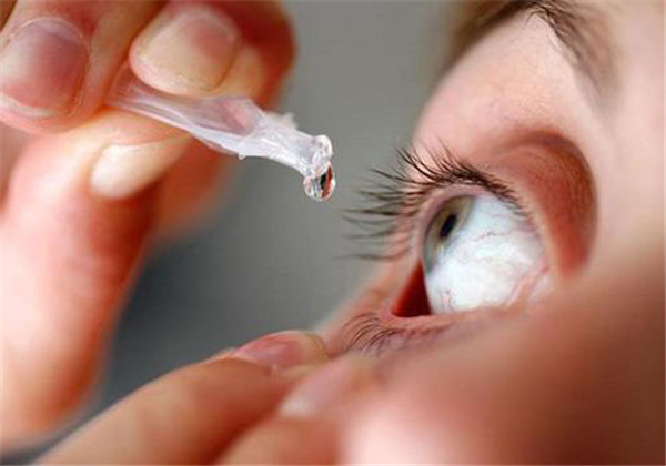 滴眼药水的科学方法，​滴丸眼药水是闭眼还是睁眼