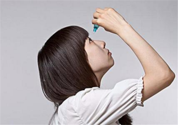 滴眼药水嘴巴苦怎么办，​滴眼药水恶心的原因及解决办法