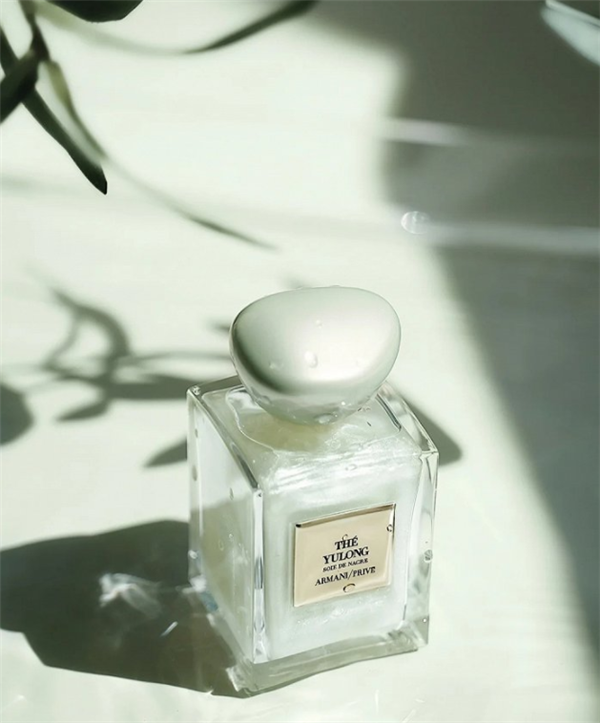 Armani 推出限量版香水“幻沙玉龙“