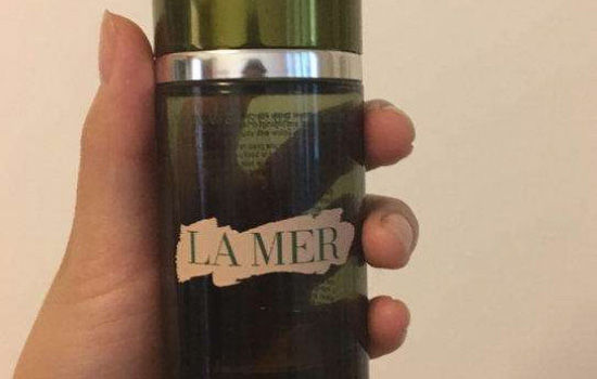 海蓝之谜精粹水含酒精吗，海蓝之谜精粹水是怎么用的