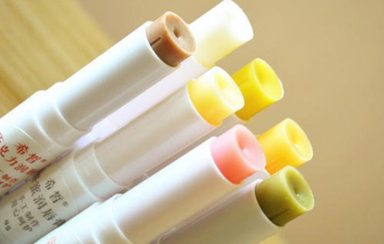 润唇膏第二年还能用吗，过期润唇膏用了会怎么样