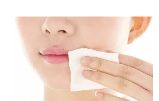 一次不卸妆睡觉会怎样，比你想象中的危害更严重