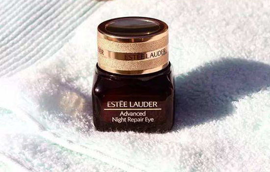 眼霜晚上睡觉可以用吗，晚上用好还是早上用好