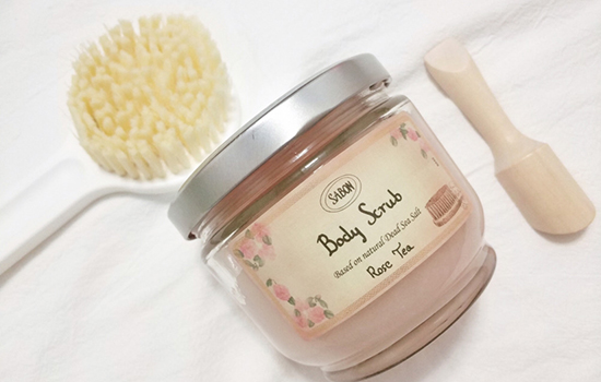 磨砂膏属于化妆品吗，护肤品和化妆品有何区别