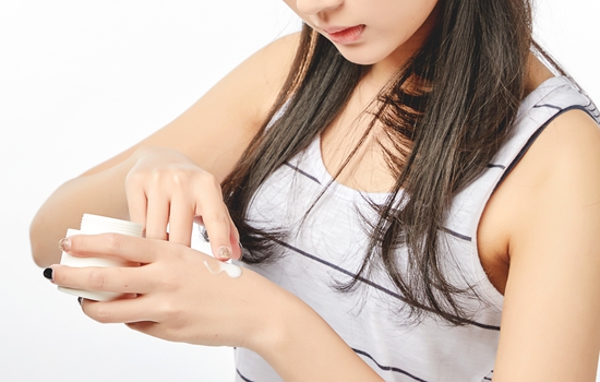 冬天抹霜还用抹乳液吗，根据个人肤质来决定