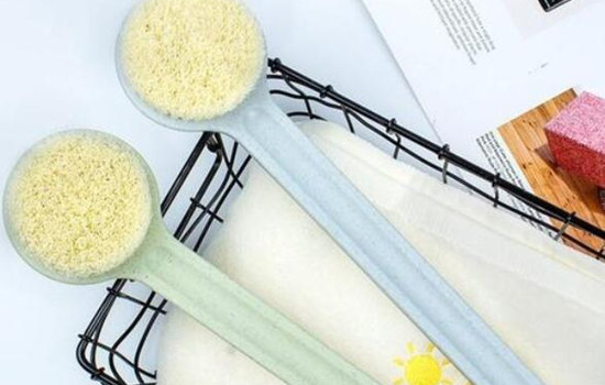 擦身体乳后背够不到怎么办，你需要学会巧妙借助工具