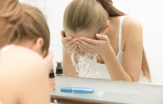 喷雾补水仪是在用水乳之前还是之后，正确的顺序你掌握了吗