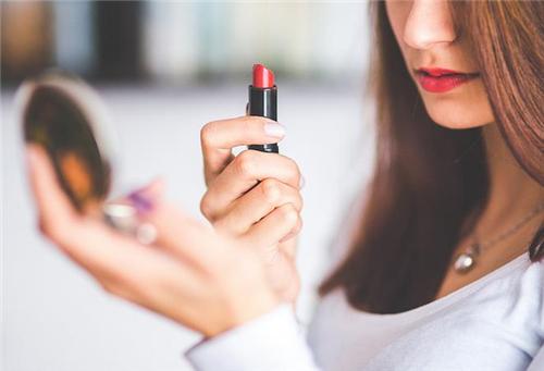 冬天化妆起皮怎么办，可能是你的护肤方式不对