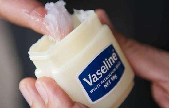 冬天用甘油好还是凡士林好，冬季不要单纯使用甘油护肤