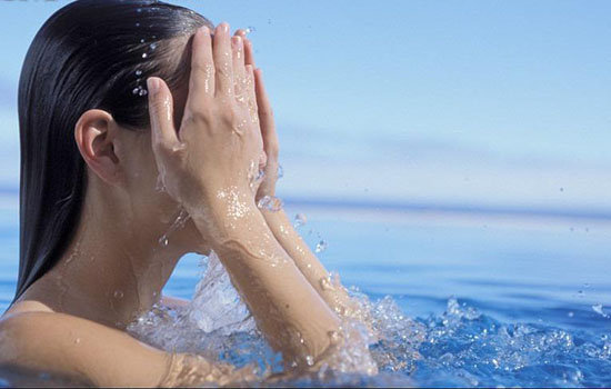 清水洗脸能洗干净吗，清水洗脸好与坏