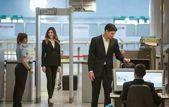 安检要把化妆品拿出来吗