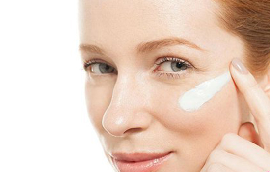 神仙水搭配什么乳液，脸上擦完乳液敷保鲜膜可以吗