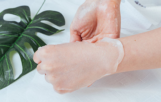 敷面膜嘴巴周围火辣辣