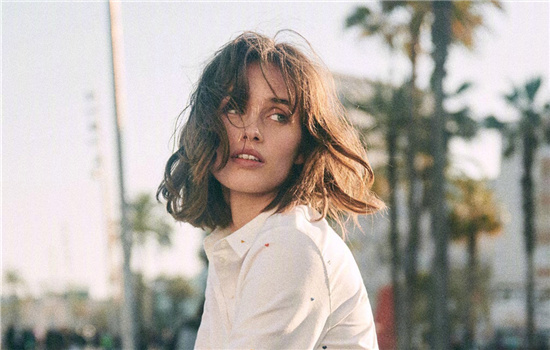 涂化妆品脸上刺痛怎么回事