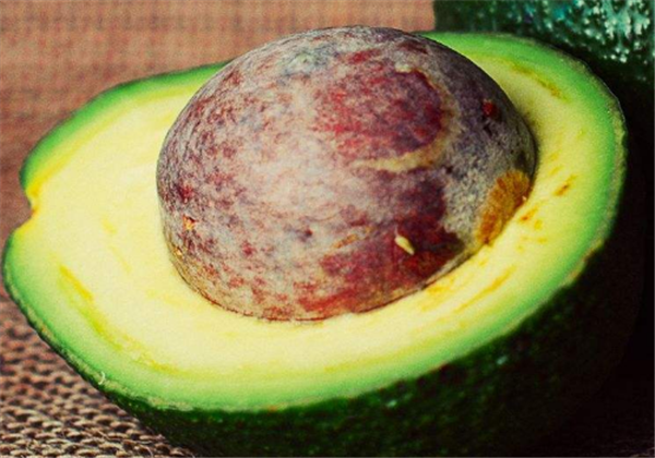 牛油果敷脸的正确方法，可以直接涂脸上吗