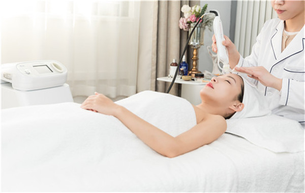 20岁脖子有颈纹是怎么形成的，怎么消除