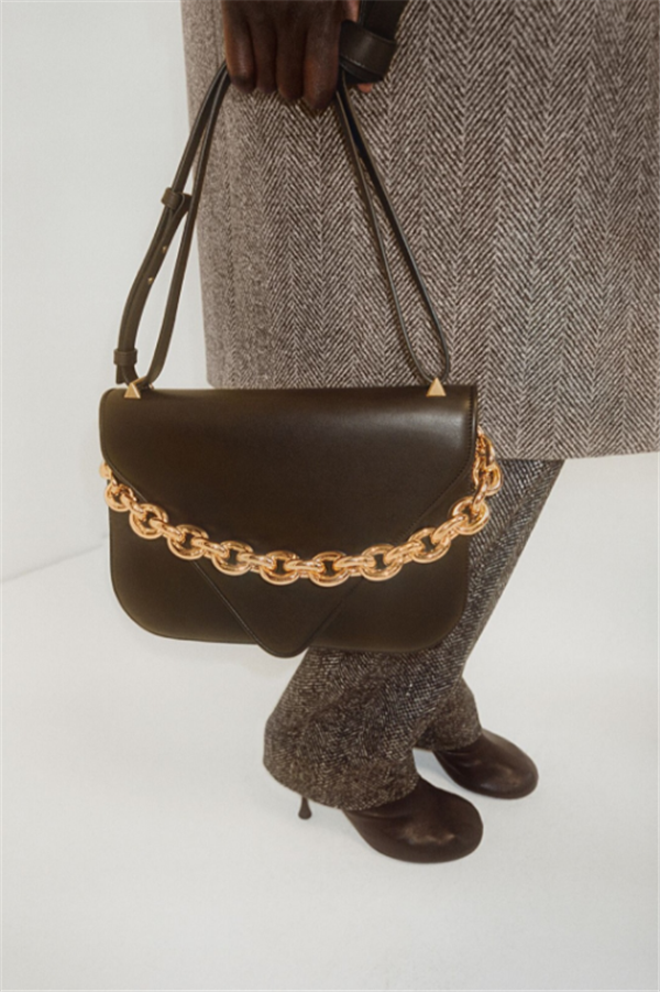 Bottega Veneta 上架全新 Mount 手袋