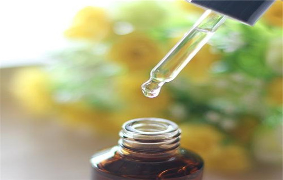 毛孔收缩精华液正确使用方法，涂完精华液还要涂什么