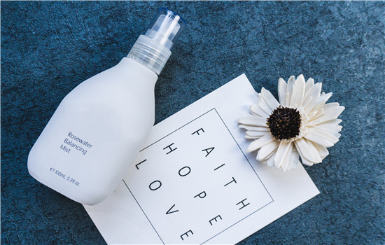 油皮夏天用什么水乳，夏天怎么护肤