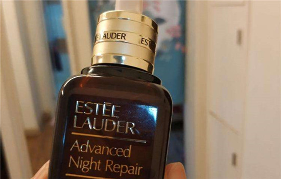 小棕瓶精华一次用量，一次三四滴就足矣