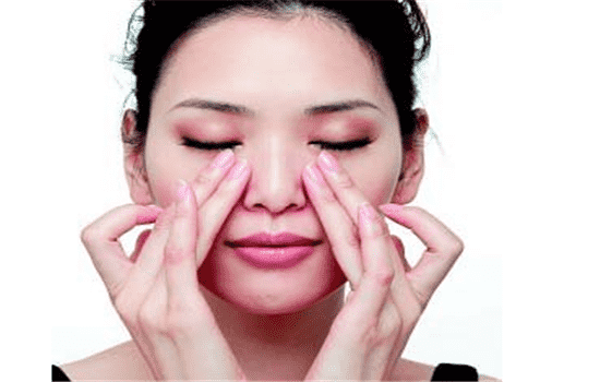 涂眼霜的正确手法，眼睛让你年轻10岁