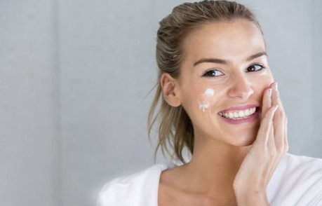 vc精华液白天能用吗，护肤的时间很讲究