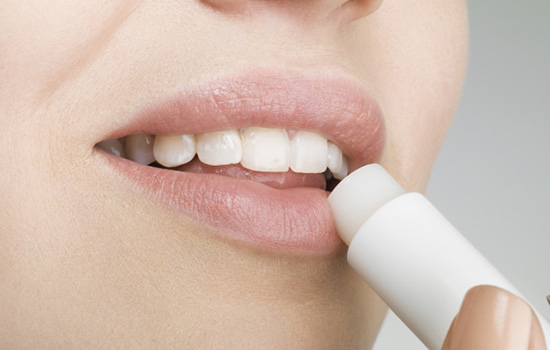 润唇膏可以增长睫毛吗，润唇膏隐秘功能大揭密