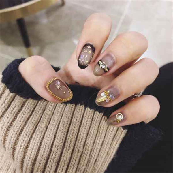 ​适合40岁女人的美甲颜色和款式