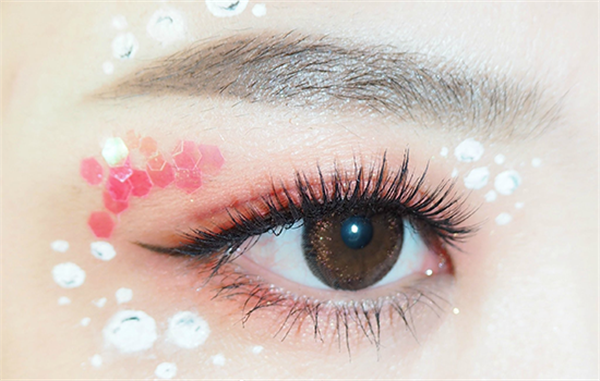 戚薇人鱼妆怎么画的，眼影教程来袭