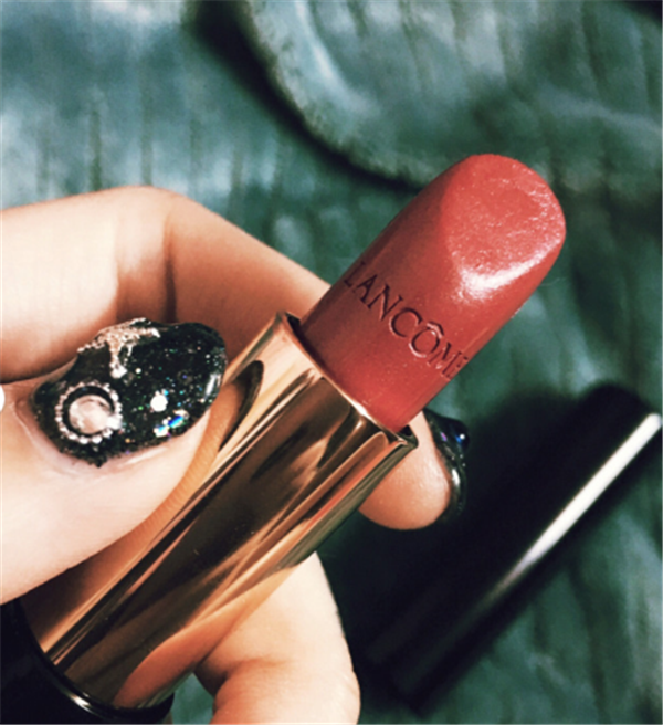 兰蔻12赤茶红颜色好看吗，​兰蔻12赤茶红口红试色