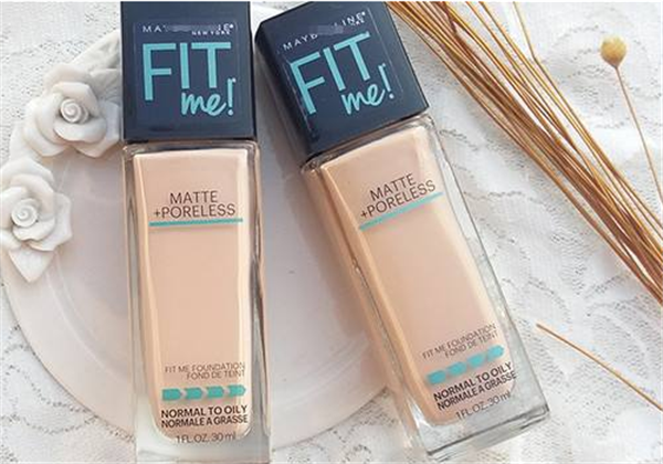 粉底液用手拍好还是用粉扑好，​粉底液用海绵粉扑还是湿粉扑好