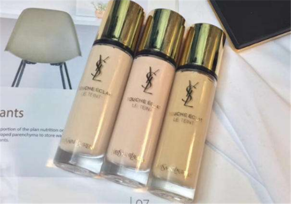 粉底液适合什么样的皮肤使用，​粉底液用粉扑涂要蘸湿吗