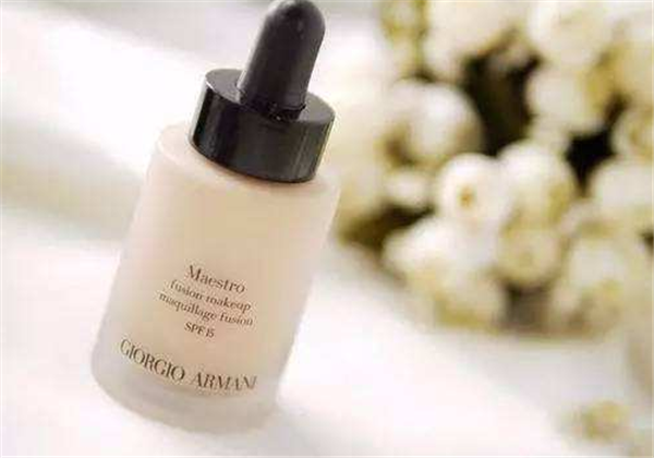 为什么涂了粉底液感觉脸会变黑，​用了粉底液下午怎么补妆