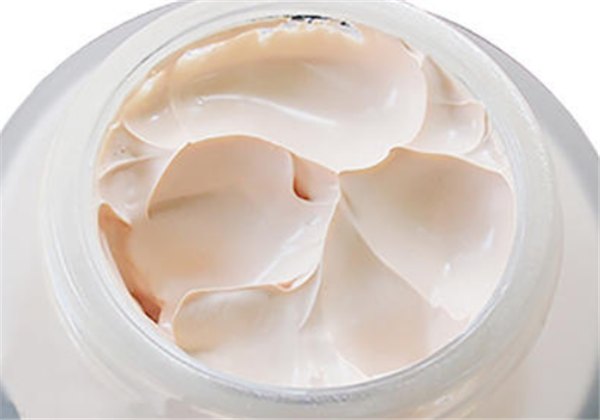 涂了粉底液怎么涂防晒，粉底液和懒人霜先涂抹哪个好