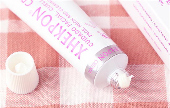 颈霜和面霜的区别，这一步护肤90%的人都做错了