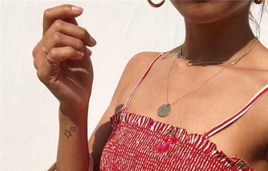 颈霜的正确使用方法，傻乎乎地直接涂抹等于浪费钱