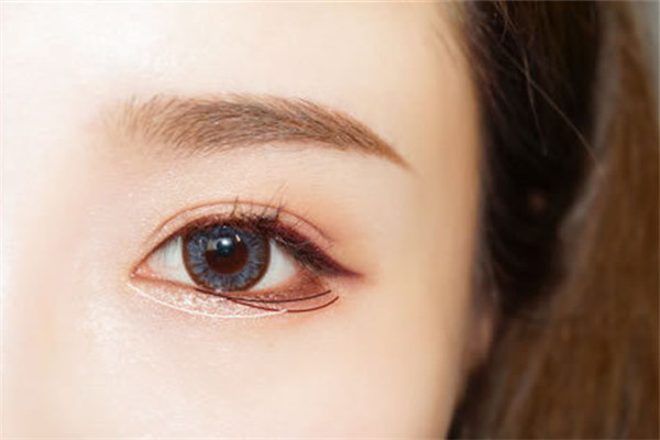 画完眼线用什么定妆，画完眼线眼睛不舒服怎么办