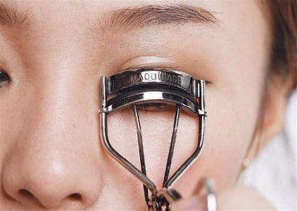 睫毛夹会夹断睫毛吗，睫毛夹为什么会夹断睫毛