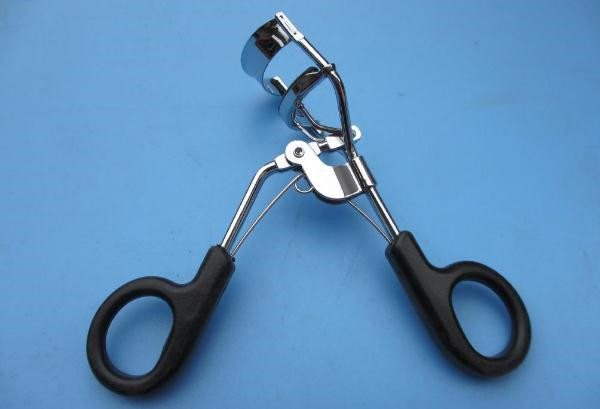 睫毛夹要用睫毛膏吗，睫毛夹要夹多长时间