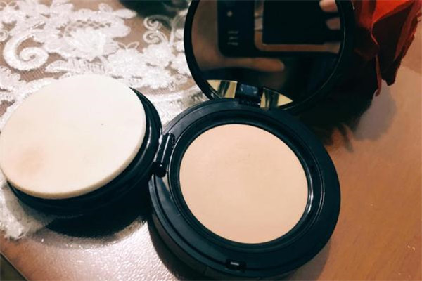 粉饼要打湿再用吗，粉饼要用海绵还是粉扑