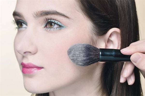 散粉能不能用在头发上，散粉能去头发油吗