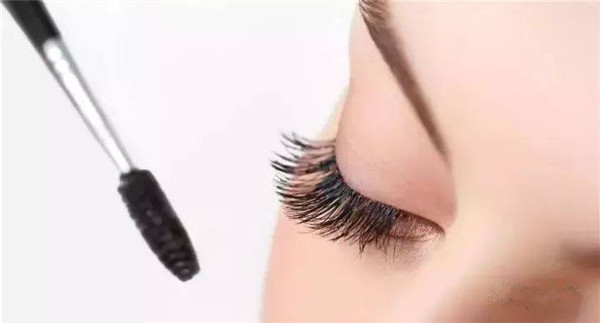 睫毛膏要卸妆吗，睫毛膏要用专门卸妆液吗