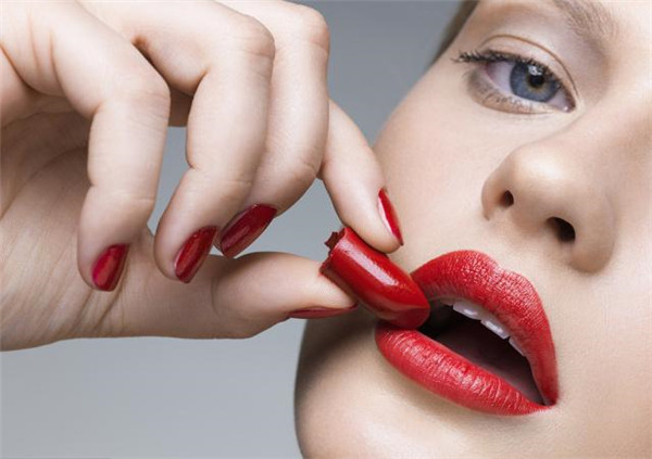 口红能吃吗时需要擦掉吗，口红能不能吃下去
