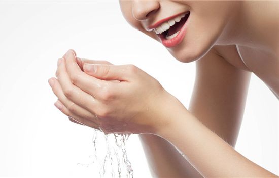 西班牙颈霜怎么用，短短七步美出天鹅颈不是梦