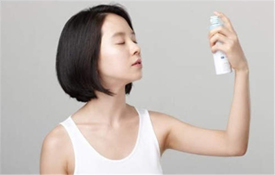 保湿喷雾和化妆水哪个先用，进来看看就知道啦